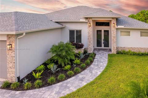 House in Cape Coral, Florida 4 bedrooms, 272.02 sq.m. № 1702933 - photo 2