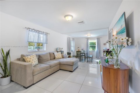 Casa en venta en Miami, Florida, 3 dormitorios, 127.18 m2 № 1970869 - foto 6