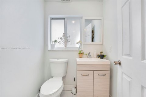 Casa en venta en Miami, Florida, 3 dormitorios, 127.18 m2 № 1970869 - foto 16