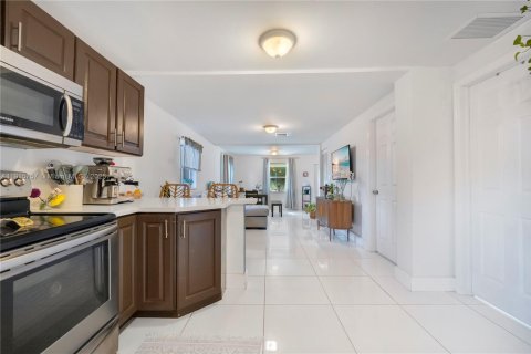 Casa en venta en Miami, Florida, 3 dormitorios, 127.18 m2 № 1970869 - foto 10