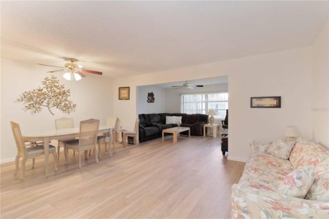 Condo in Sarasota, Florida, 2 bedrooms № 2109977 - photo 9