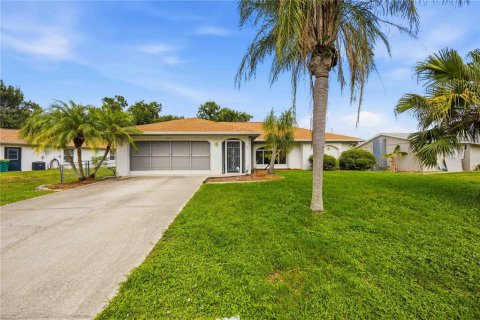 House in Port Charlotte, Florida 3 bedrooms, 179.77 sq.m. № 2215609