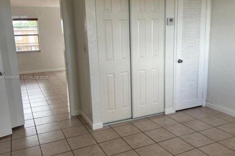 Apartamento en alquiler en Hialeah, Florida, 1 dormitorio, 54.16 m2 № 2010589 - foto 3