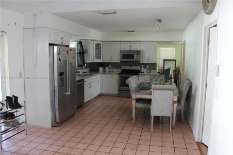 Casa en venta en Miami, Florida, 3 dormitorios, 219.06 m2 № 1970992 - foto 6