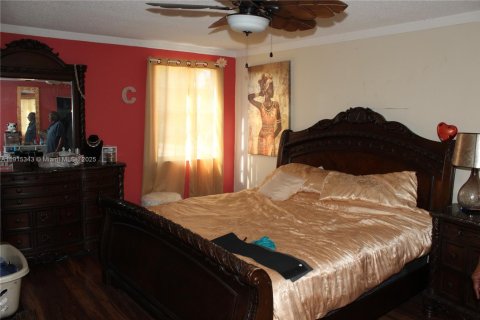 Casa en venta en Miami, Florida, 3 dormitorios, 219.06 m2 № 1970992 - foto 11