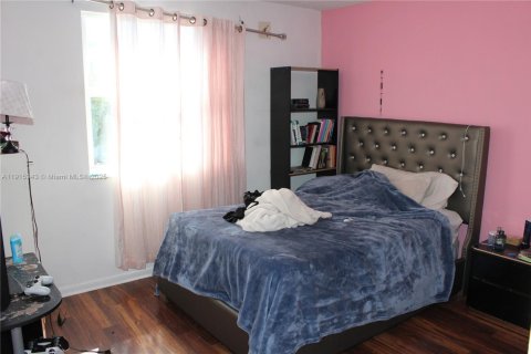 Casa en venta en Miami, Florida, 3 dormitorios, 219.06 m2 № 1970992 - foto 8