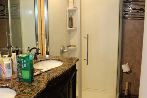 Casa en venta en Miami, Florida, 3 dormitorios, 219.06 m2 № 1970992 - foto 12