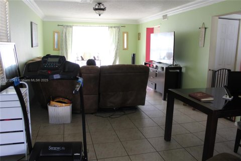 Casa en venta en Miami, Florida, 3 dormitorios, 219.06 m2 № 1970992 - foto 4
