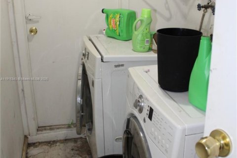 Casa en venta en Miami, Florida, 3 dormitorios, 219.06 m2 № 1970992 - foto 7