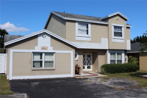 Casa en venta en Miami, Florida, 3 dormitorios, 219.06 m2 № 1970992 - foto 2