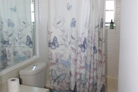 Casa en venta en Miami, Florida, 3 dormitorios, 219.06 m2 № 1970992 - foto 10