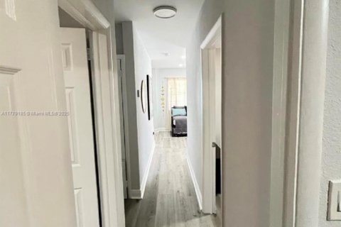 House in Miami, Florida 3 bedrooms, 73.58 sq.m. № 1862592 - photo 10