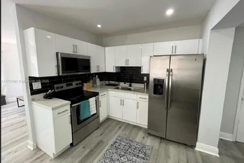 House in Miami, Florida 3 bedrooms, 73.58 sq.m. № 1862592 - photo 2