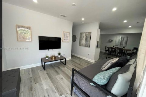House in Miami, Florida 3 bedrooms, 73.58 sq.m. № 1862592 - photo 19