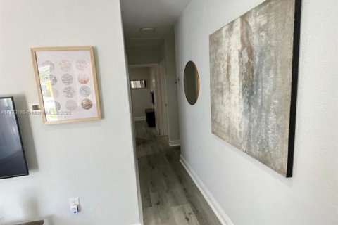 House in Miami, Florida 3 bedrooms, 73.58 sq.m. № 1862592 - photo 16