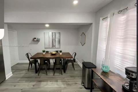 House in Miami, Florida 3 bedrooms, 73.58 sq.m. № 1862592 - photo 17