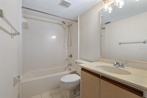Condo in Daytona Beach, Florida, 2 bedrooms  № 2379236 - photo 16