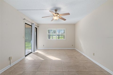 Condo in Daytona Beach, Florida, 2 bedrooms  № 2379236 - photo 9
