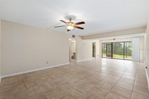 Condo in Daytona Beach, Florida, 2 bedrooms  № 2379236 - photo 6
