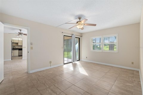 Condo in Daytona Beach, Florida, 2 bedrooms  № 2379236 - photo 11