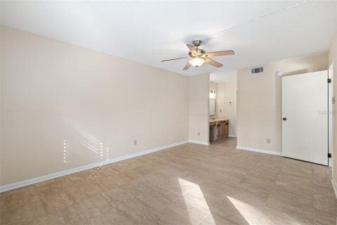 Condo in Daytona Beach, Florida, 2 bedrooms  № 2379236 - photo 10