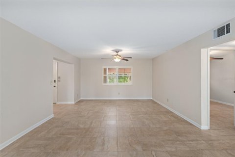 Condo in Daytona Beach, Florida, 2 bedrooms  № 2379236 - photo 5
