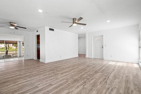 Casa en venta en Tamarac, Florida, 3 dormitorios, 172.8 m2 № 2147104 - foto 6