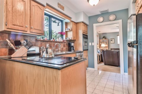 House in Pinecrest, Florida 4 bedrooms, 251.02 sq.m. № 1412082 - photo 13