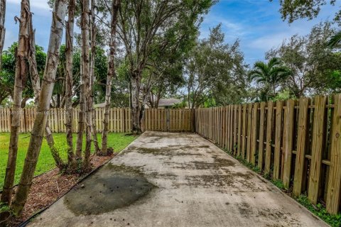 House in Pinecrest, Florida 4 bedrooms, 251.02 sq.m. № 1412082 - photo 26