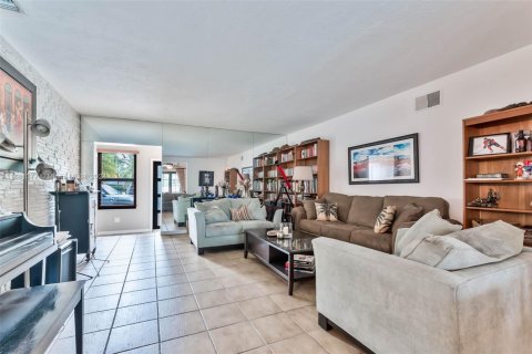 House in Pinecrest, Florida 4 bedrooms, 251.02 sq.m. № 1412082 - photo 11