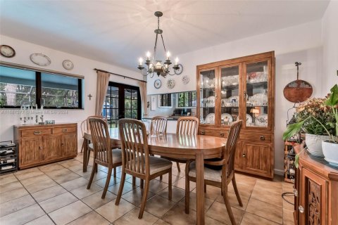 House in Pinecrest, Florida 4 bedrooms, 251.02 sq.m. № 1412082 - photo 3