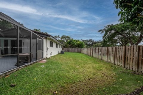 House in Pinecrest, Florida 4 bedrooms, 251.02 sq.m. № 1412082 - photo 25