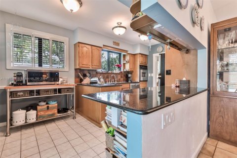 House in Pinecrest, Florida 4 bedrooms, 251.02 sq.m. № 1412082 - photo 14