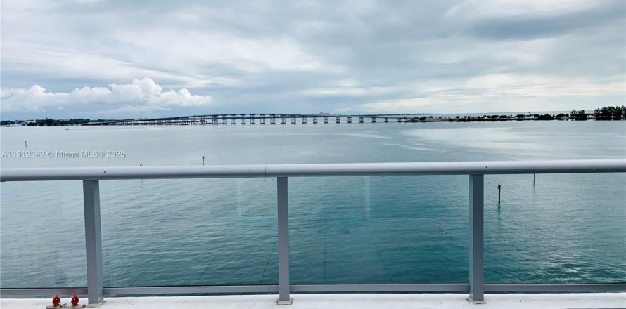 Кондоминиум с 3 спальнями в Майами, Флорида № 1968415