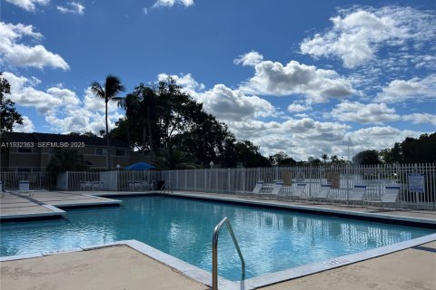 Купить кондоминиум в Пемброк-Пайнс, Флорида 2 спальни, 94.39м2, № 1990617 - фото 30