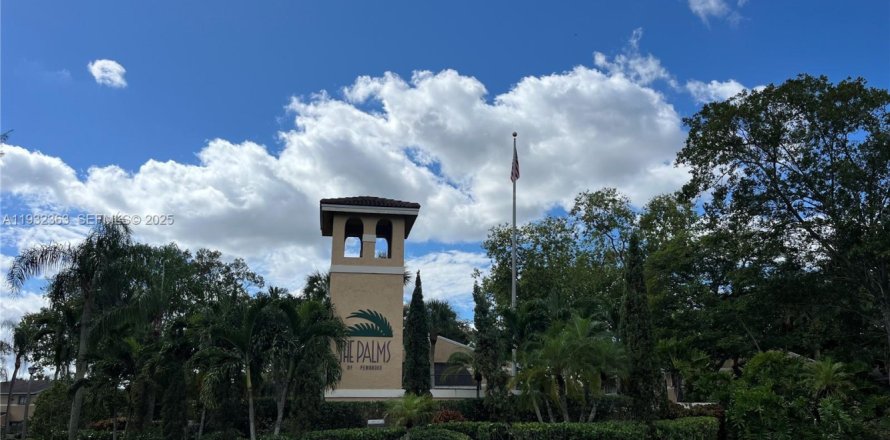 Кондоминиум с 2 спальнями в Пемброк-Пайнс, Флорида № 1990617