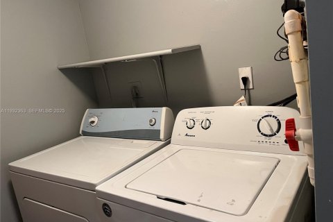 Купить кондоминиум в Пемброк-Пайнс, Флорида 2 спальни, 94.39м2, № 1990617 - фото 22