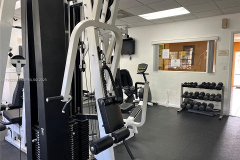 Купить кондоминиум в Пемброк-Пайнс, Флорида 2 спальни, 94.39м2, № 1990617 - фото 28