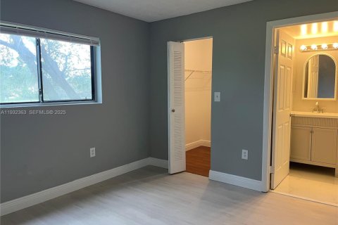 Купить кондоминиум в Пемброк-Пайнс, Флорида 2 спальни, 94.39м2, № 1990617 - фото 11