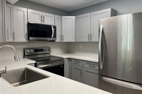 Купить кондоминиум в Пемброк-Пайнс, Флорида 2 спальни, 94.39м2, № 1990617 - фото 3