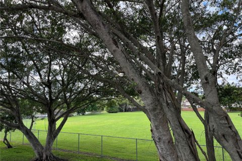 Купить кондоминиум в Пемброк-Пайнс, Флорида 2 спальни, 94.39м2, № 1990617 - фото 24