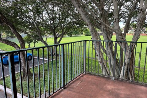 Купить кондоминиум в Пемброк-Пайнс, Флорида 2 спальни, 94.39м2, № 1990617 - фото 23