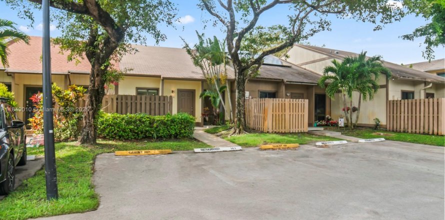 Townhouse in Miami, Florida 3 bedrooms, 141.68 sq.m. № 1872097