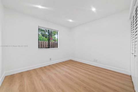 Townhouse in Miami, Florida 3 bedrooms, 141.68 sq.m. № 1872097 - photo 12