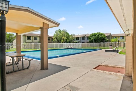 Townhouse in Miami, Florida 3 bedrooms, 141.68 sq.m. № 1872097 - photo 28