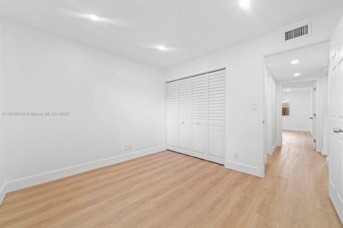 Townhouse in Miami, Florida 3 bedrooms, 141.68 sq.m. № 1872097 - photo 13