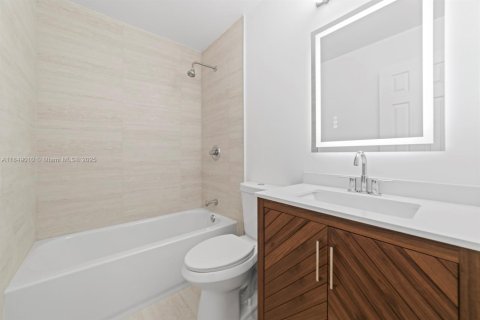 Townhouse in Miami, Florida 3 bedrooms, 141.68 sq.m. № 1872097 - photo 14