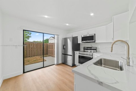Townhouse in Miami, Florida 3 bedrooms, 141.68 sq.m. № 1872097 - photo 7