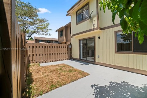 Townhouse in Miami, Florida 3 bedrooms, 141.68 sq.m. № 1872097 - photo 11