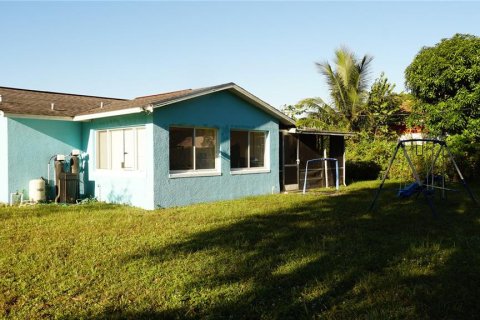 House in Lehigh Acres, Florida 2 bedrooms, 81.38 sq.m. № 2097484 - photo 4